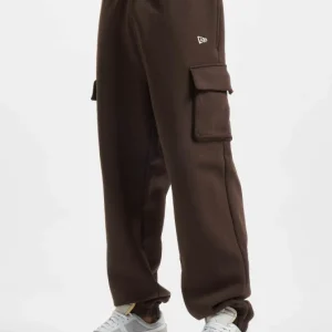 NEW ERA Herren Cargohose Heritage Cargo Pants In Braun 6